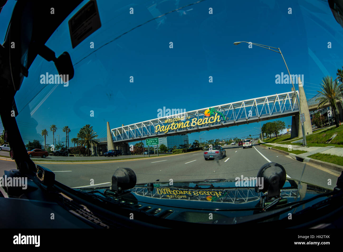 im Jeep fahren unter Daytona Florida Straßenschild Stockfoto