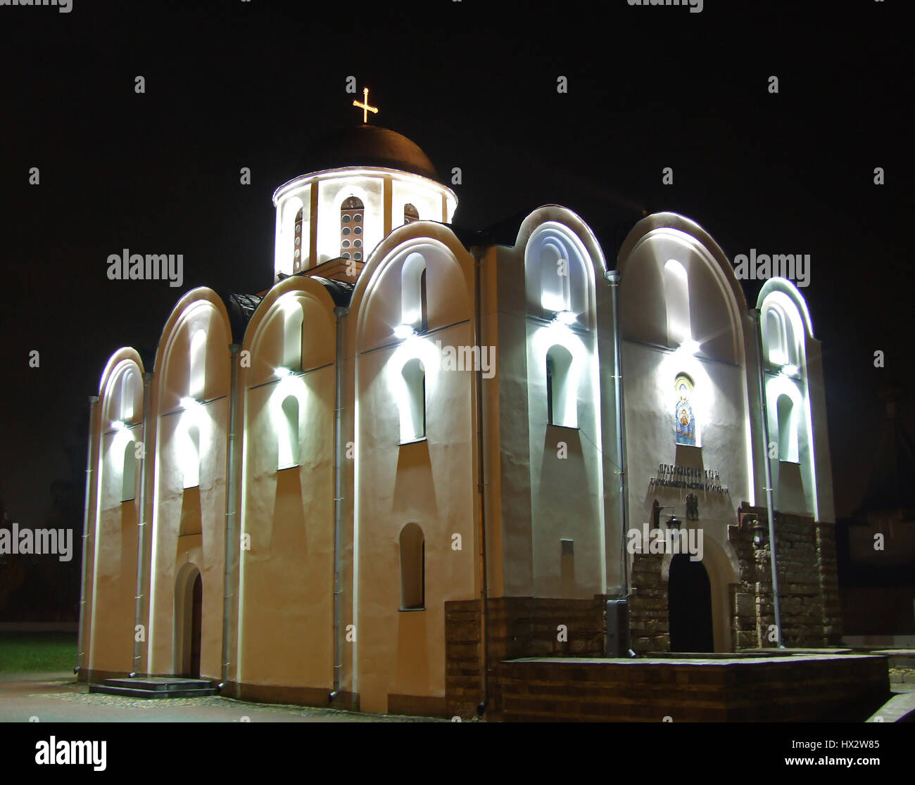 Die Verkündigung-Kirche, eine russische oder östliche orthodoxe Kirche, liegt am Ufer des Flusses West Dwina in Wizebsk, Weißrussland.   Es ist nahezu beleuchtet Stockfoto