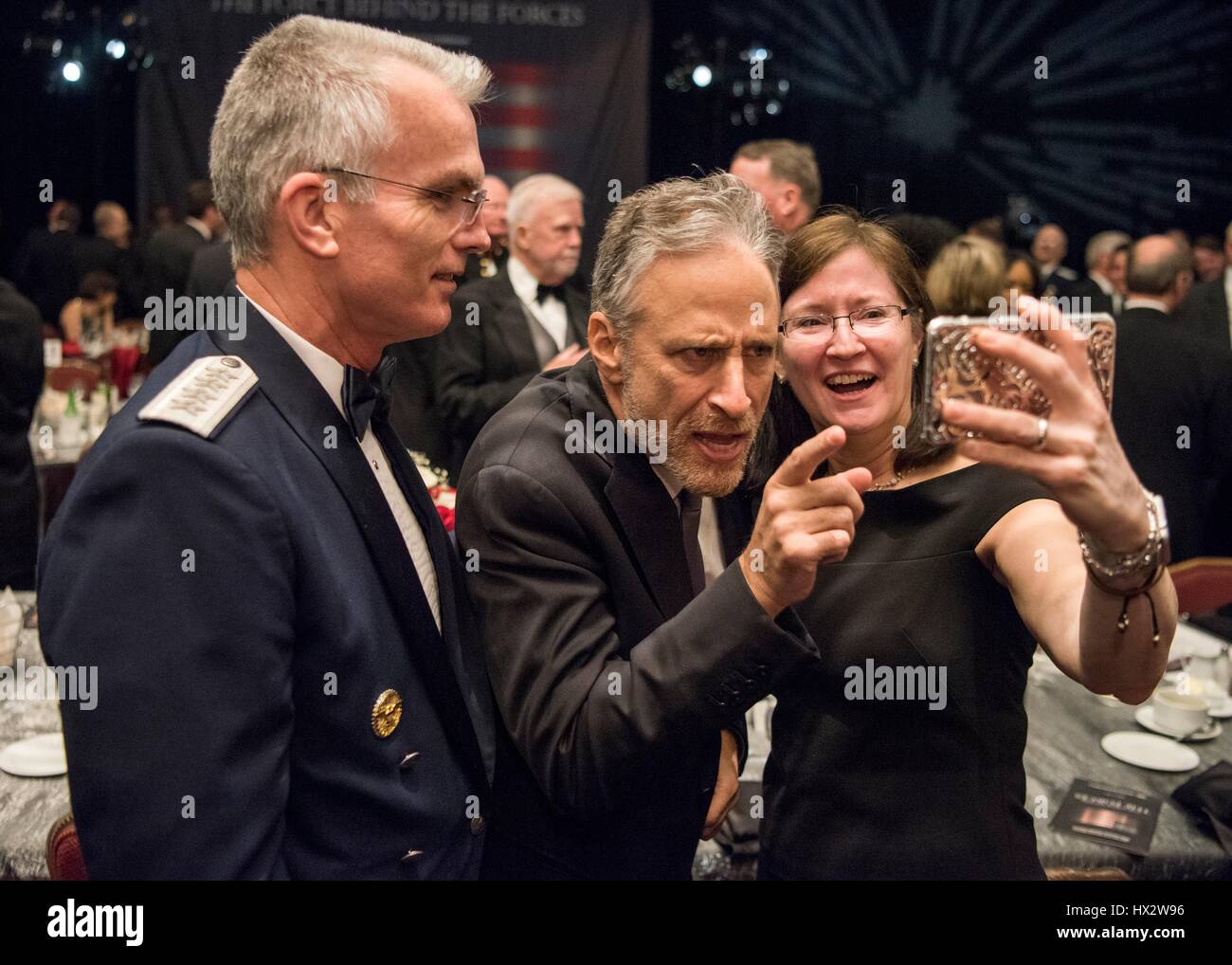 Komiker Jon Stewart, Center, nimmt ein Selbstporträt mit stellvertretender Vorsitzender der Joint Chiefs Of Staff General Paul Selva und seine Frau Ricki der USO Metropolitan Washington-Baltimore jährlichen Abendessen 21. März 2017 in Washington, D.C. Auszeichnungen Das Dinner feierte den 75. Jahrestag der GVV und das Opfer der US-Streitkräfte und kennzeichnete eine Hommage an die Spezialkräfte. Stockfoto