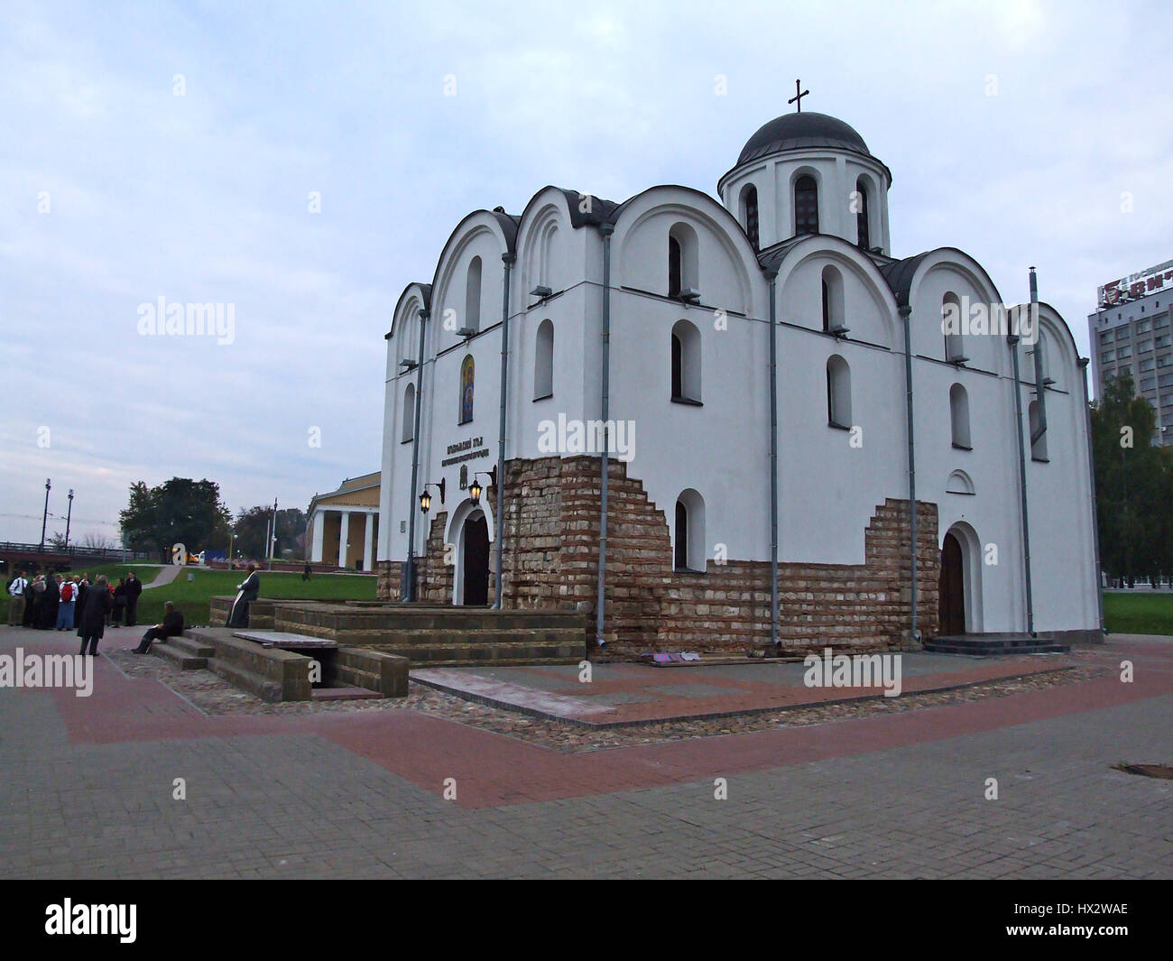 Die Verkündigung-Kirche, eine russische oder östliche orthodoxe Kirche, liegt am Ufer des Flusses West Dwina in Wizebsk, Weißrussland. Stockfoto
