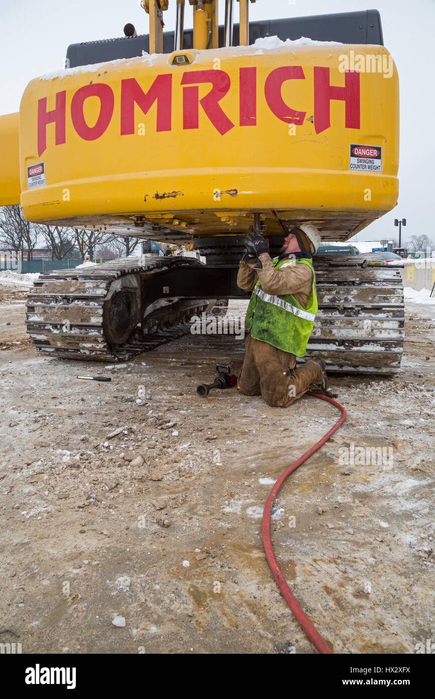 Mount Clemens, Michigan - ein Arbeiter für Homrich, ein Abriss Auftragnehmer bereitet schwere Ausrüstung für den Transport auf der Baustelle von einem Parkplatz Garage demoliti Stockfoto