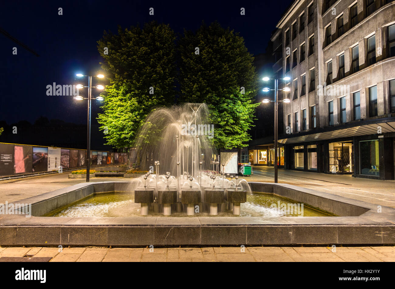 Brunnen in Kaunas in der Nacht - Litauen Stockfoto