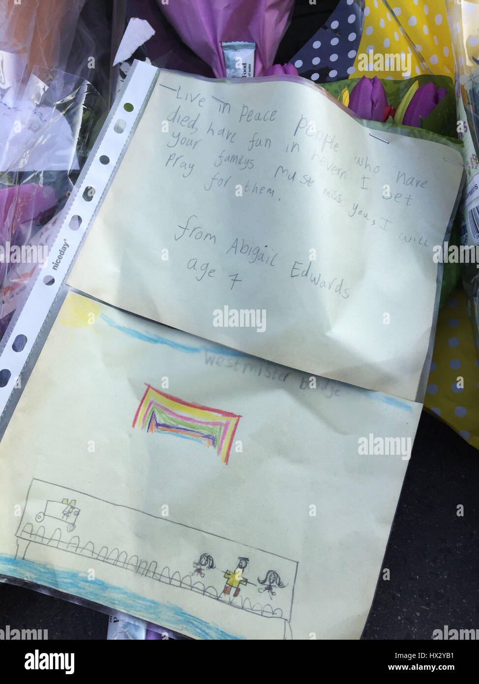 Eine Notiz des siebenjährigen Abigail Edwards an der Westminster Bridge in London nach der terroristischen Empörung am Mittwoch. Der Tribut lautet: 'Leben Sie in Frieden Menschen, die gestorben sind, haben Spaß in hevern (sic). Ich Wette, eure Familien (sic) müssen euch vermissen, ich werde für sie beten." Stockfoto
