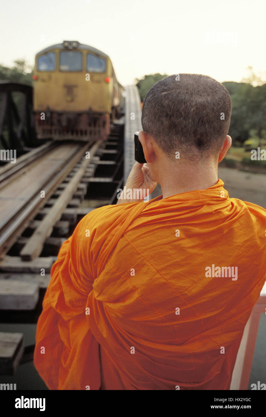 Buddhistischer Mönch Brücke und Zug zu fotografieren. Stockfoto