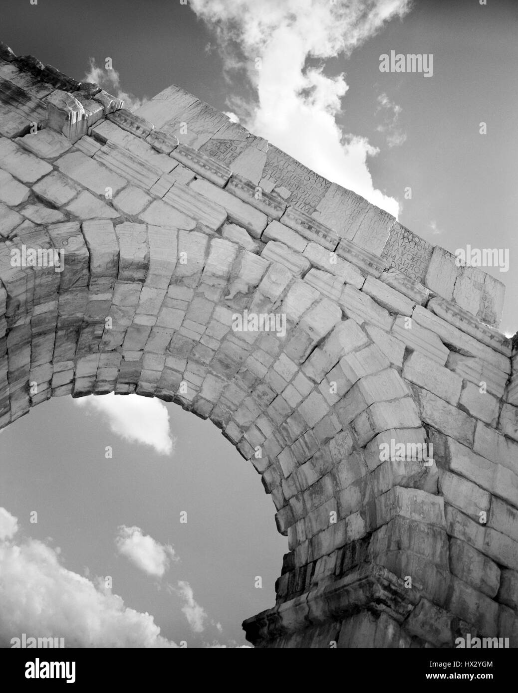 Aus Marmor Triumphbogen von Volubilis. Stein-Torbogen an der römischen Ruinen von Volubilis. Volubilis, war eine römische Siedlung errichtet auf, was wohl ein C Stockfoto