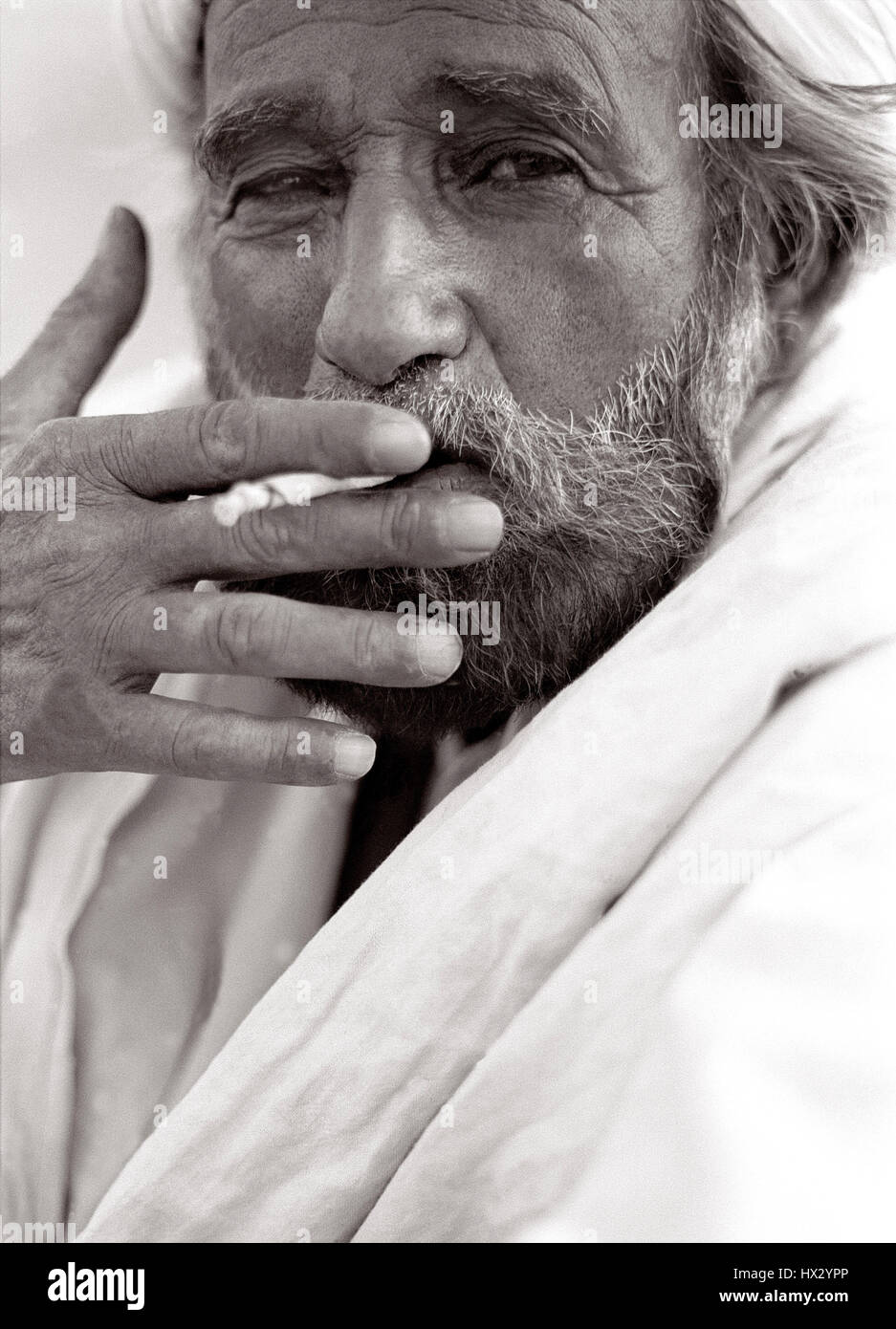 Senior ländlichen indischer Mann Rauchen Bidi. Jaisalmer, Indien Stockfoto