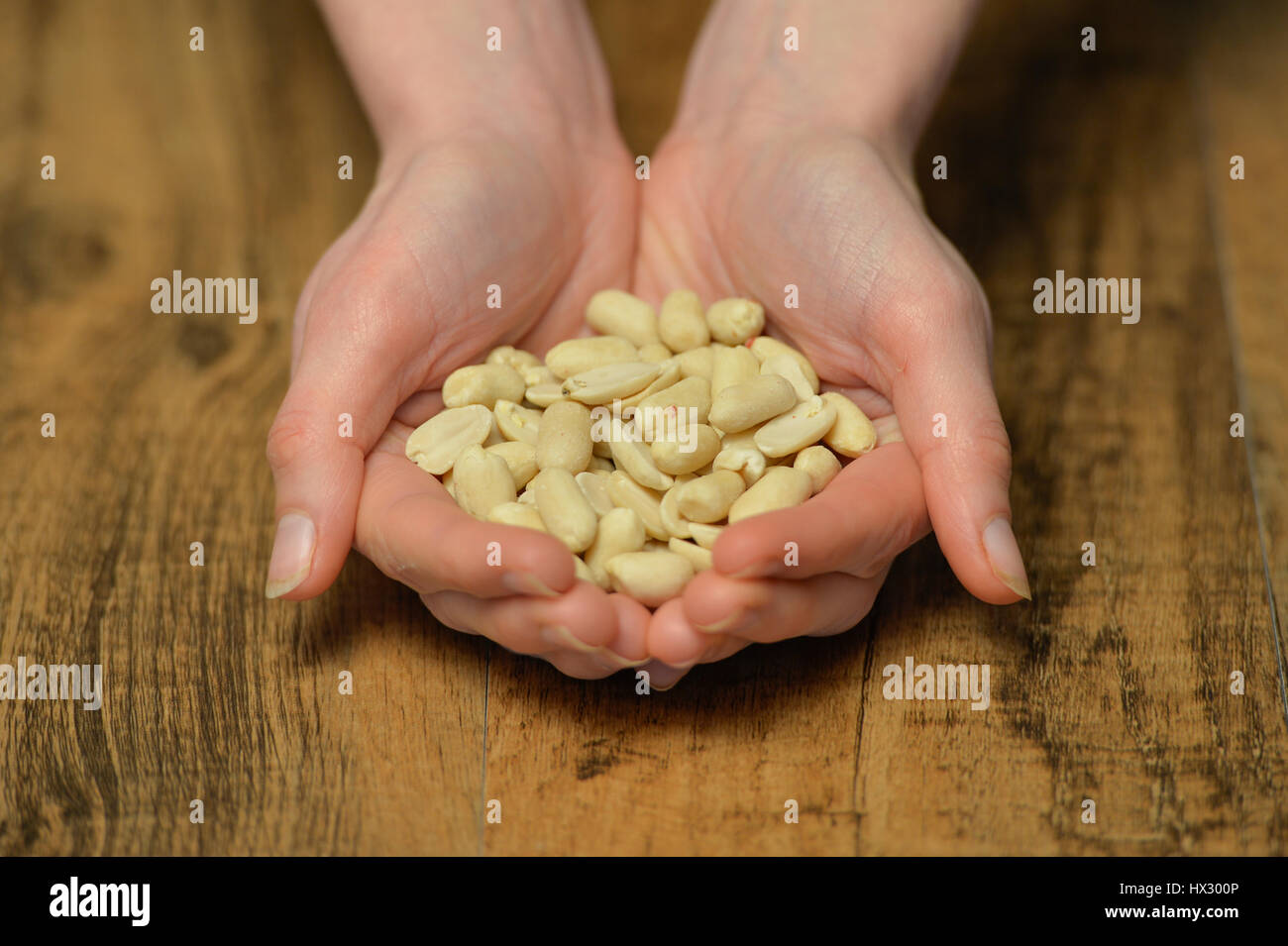 Handvoll Erdnüsse Stockfoto