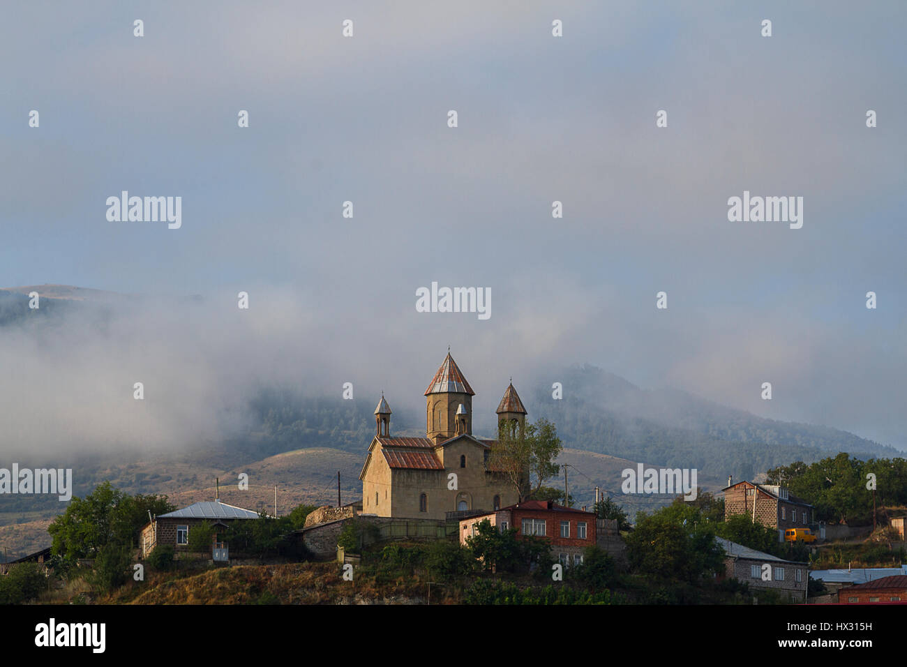Kirche in Nebel und Wolken in Achalziche, Georgien Stockfoto
