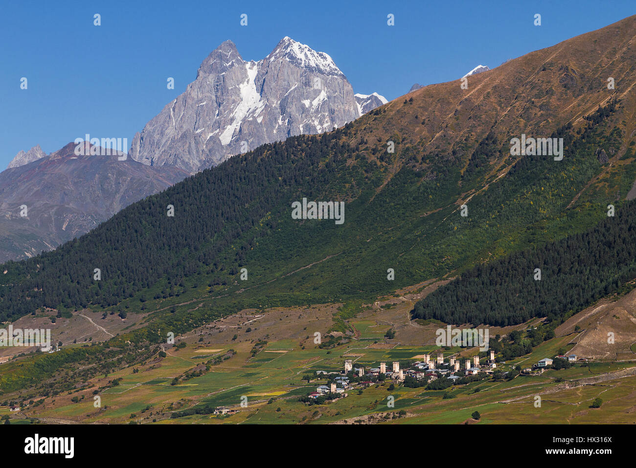Berg Uschba, einer der Gipfel des Kaukasus und ein kleines Bergdorf in Mestia, Georgia. Stockfoto