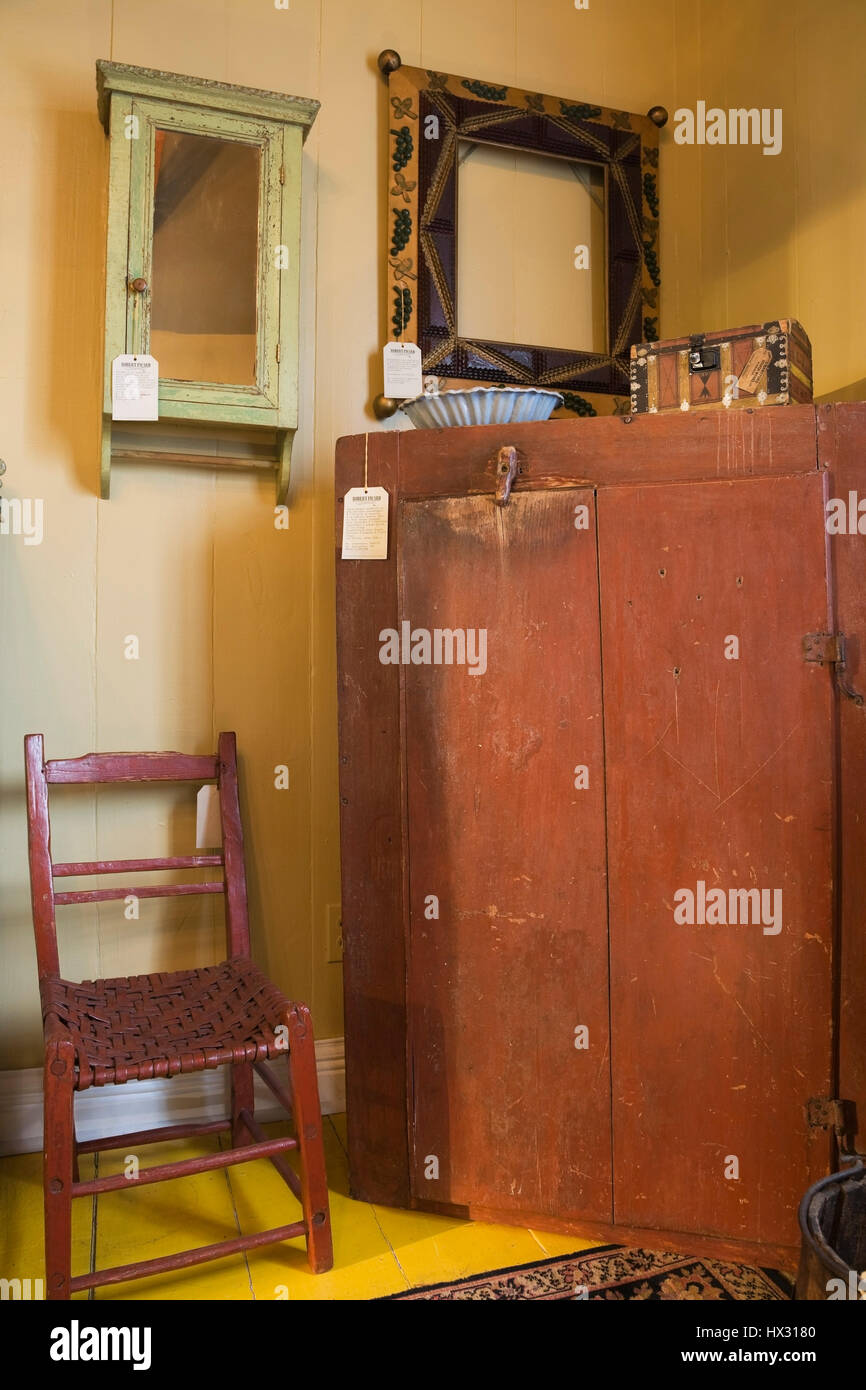Antiker Holzschrank und Möbel in einem Antiquitätenladen im Innenbereich des 1810 Jahre alten Hauses. Stockfoto