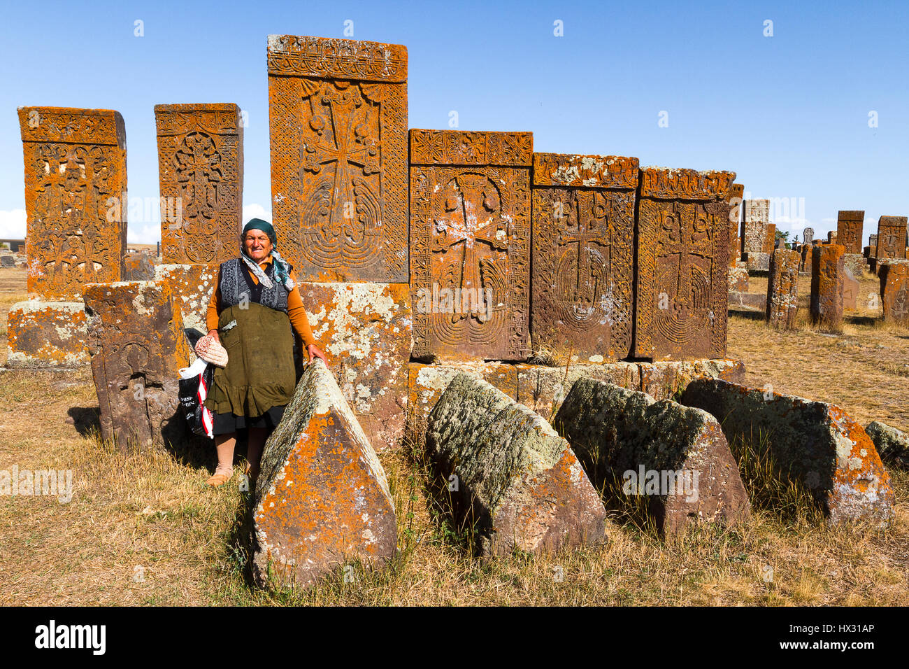 Armenische Frau in der antike Friedhof Noraduz in Armenien. Stockfoto