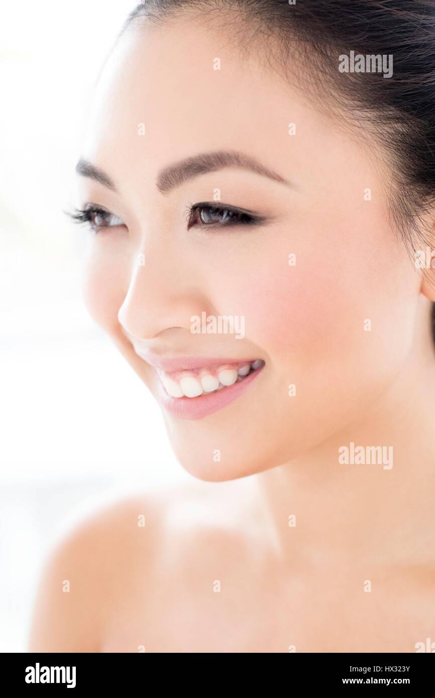 -MODELL VERÖFFENTLICHT. Junge asiatische Frau aussehende Weg Lächeln auf den Lippen, Porträt. Stockfoto