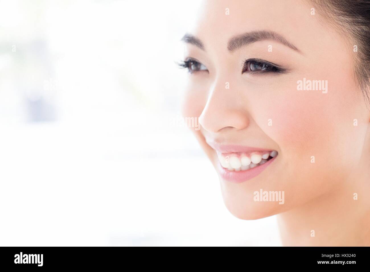 -MODELL VERÖFFENTLICHT. Junge asiatische Frau aussehende Weg Lächeln auf den Lippen, Porträt. Stockfoto