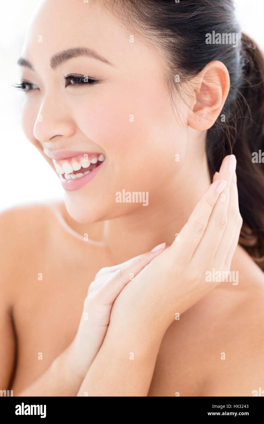 -MODELL VERÖFFENTLICHT. Junge asiatische Frau, Lächeln und lachen, Porträt. Stockfoto
