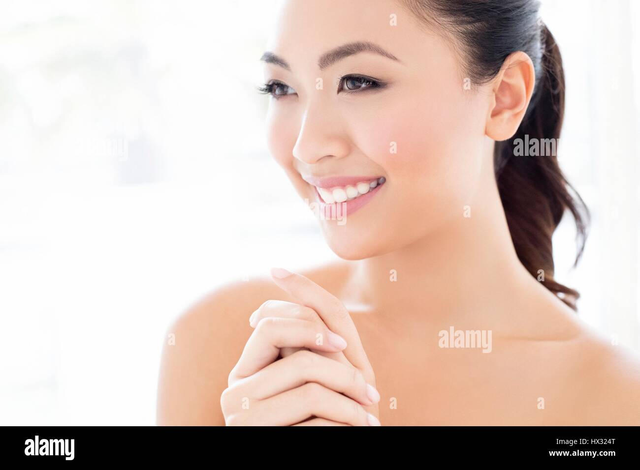 -MODELL VERÖFFENTLICHT. Junge asiatische Frau, Lächeln, Porträt. Stockfoto