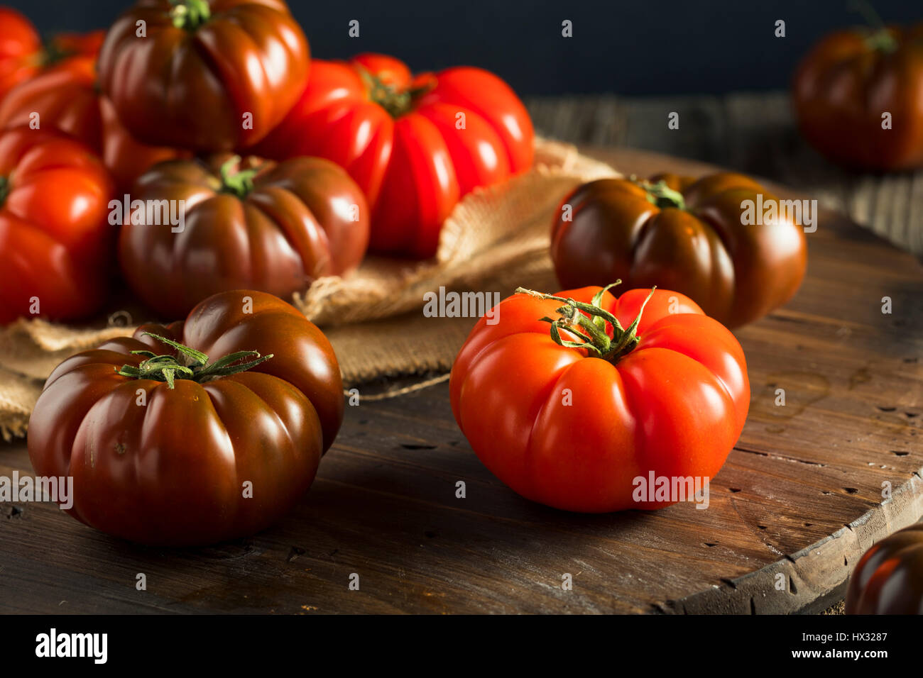 Rohe organische rot- und Brauntöne Heirloom Tomaten frisch vom Weinstock Stockfoto