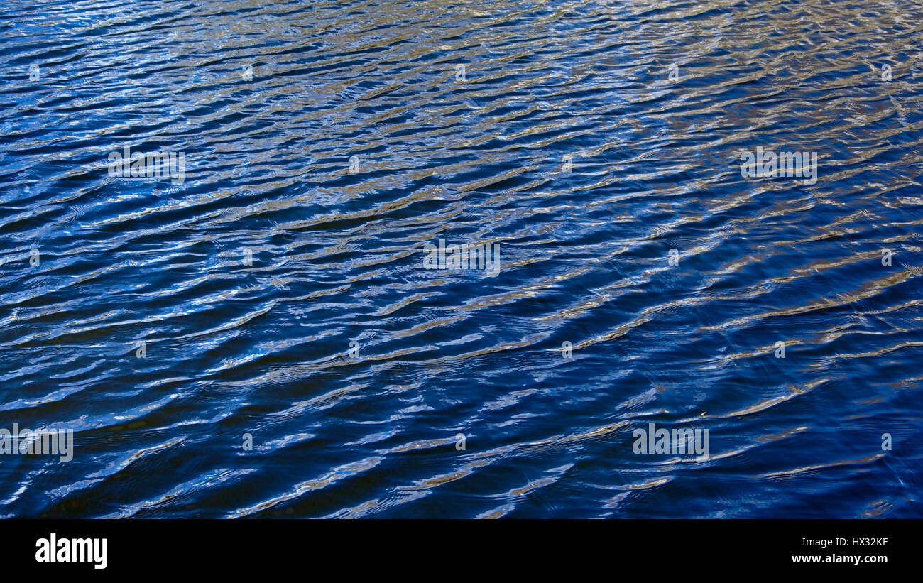 Tiefblau, plätschernde Wasser Oberfläche Hintergrund Stockfoto