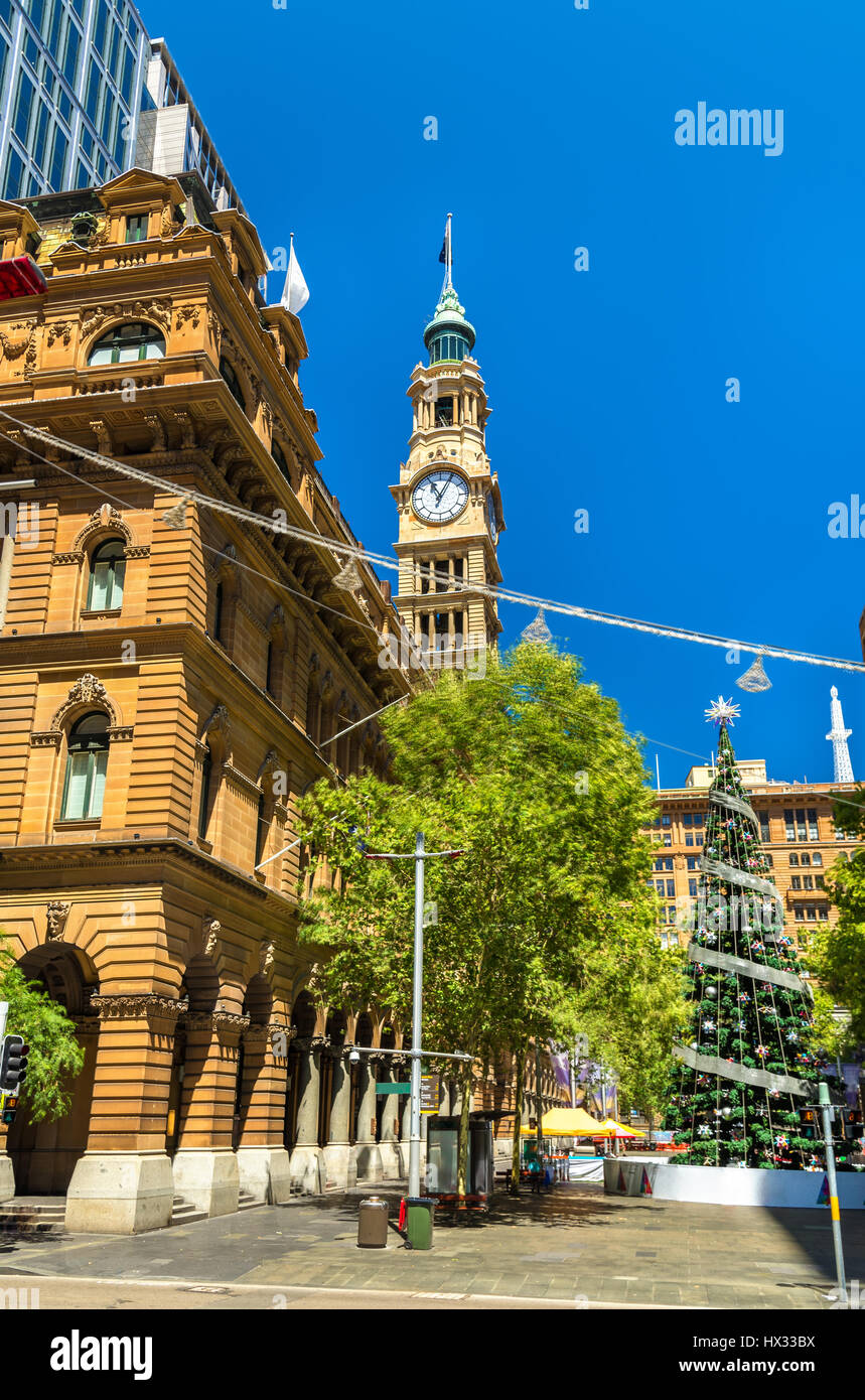 Martin Place mit geschmückter Weihnachtsbaum in Sydney, Australien Stockfoto