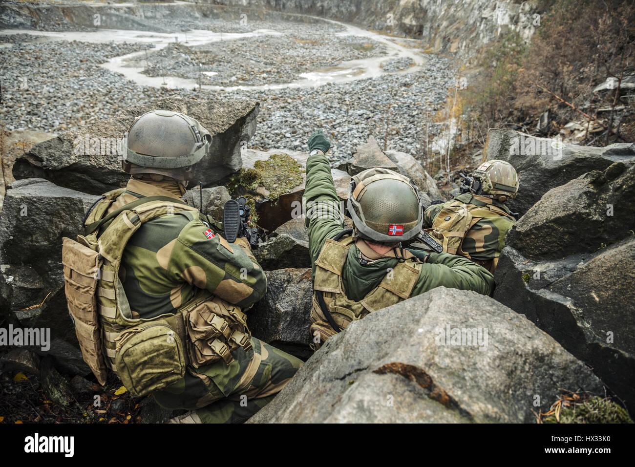 Norwegische Patrouille zwischen den Felsen Stockfoto