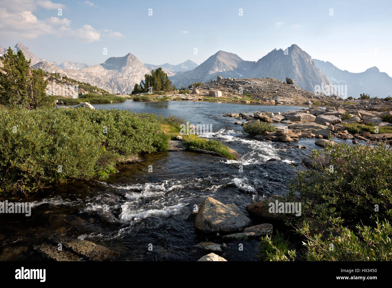 CA03104-00... Kalifornien - Darwin Creek mündet in einen kleinen Teich auf Darwin Bank im Kings Canyon National Park. Stockfoto