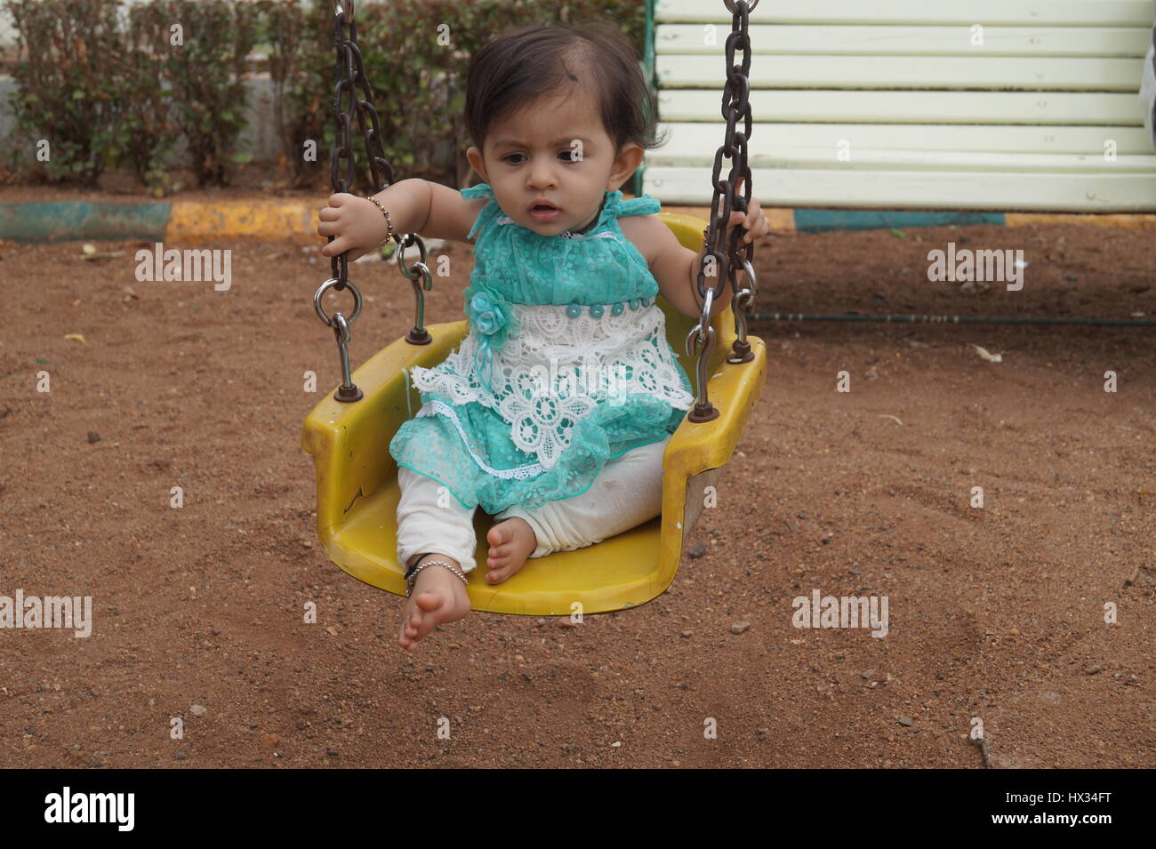 niedlichen indische Baby Fragen spielen im heimischen Garten irgendwo in Indien Stockfoto