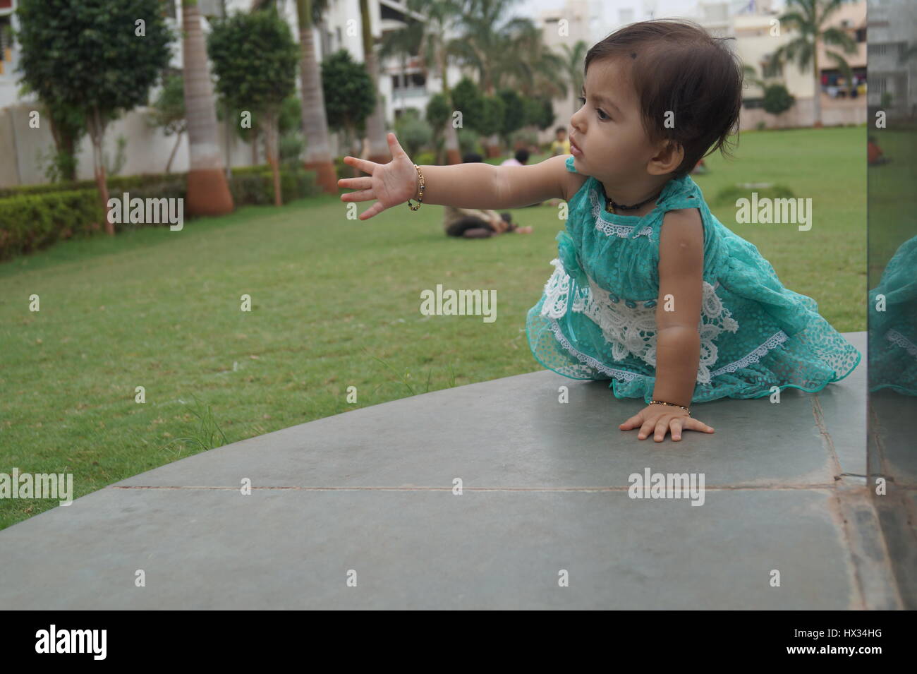 niedlichen indische Baby Fragen spielen im heimischen Garten irgendwo in Indien Stockfoto