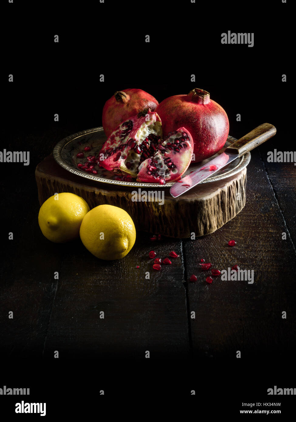 Granatäpfel mit Zitronen in einem dunklen, stimmungsvolle Ambiente Stockfoto