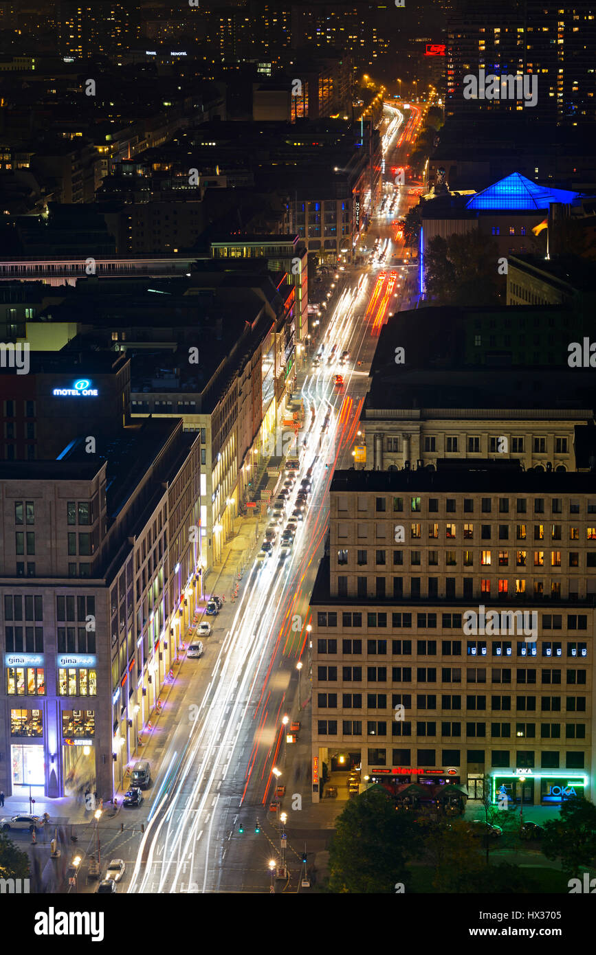 Berlin, Blick über die Stadt in der Leipziger Straße. Straßenverkehr in der Nacht. Stockfoto