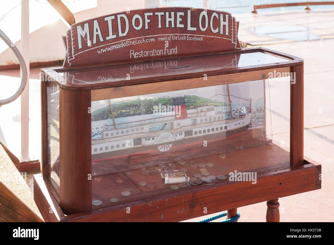 Magd des Loch Restauration Fonds Sammlung Spendenbox einschließlich alten Stil Pfund Münzen, Balloch, Schottland, Großbritannien Stockfoto