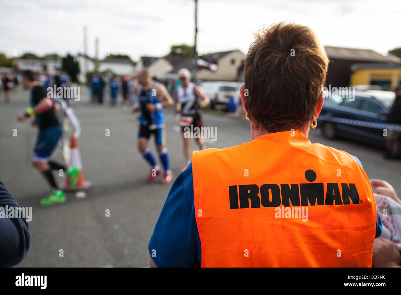 Ein Freiwilliger beim Ironman Wales, 2015, Tenby, Pembrokshire, Wales, UK Stockfoto