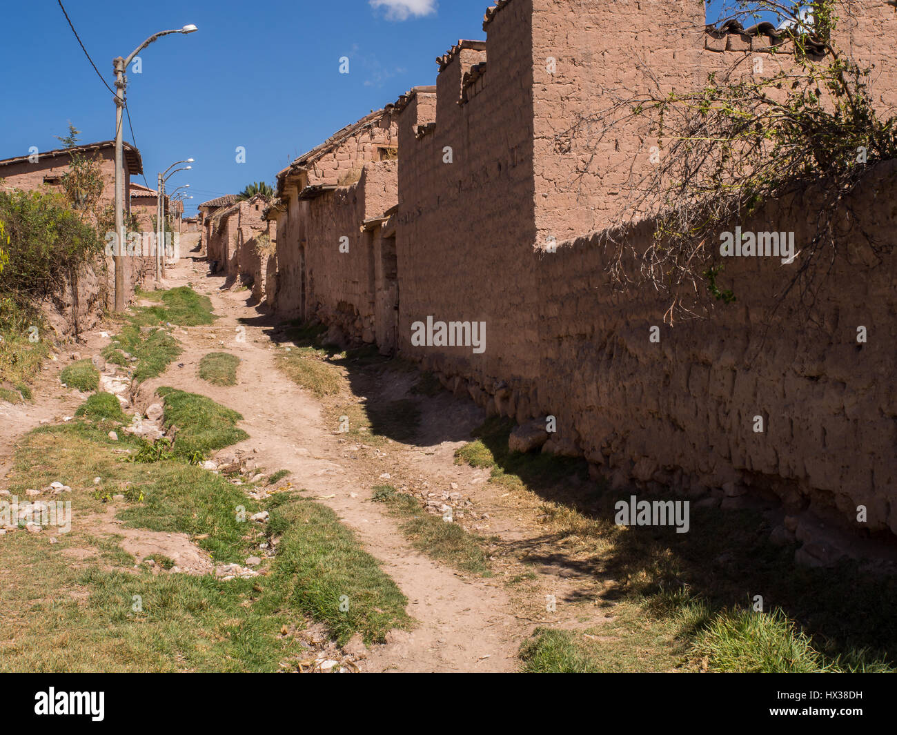 Maras, Peru - 20. Mai 2016: Ortsstraße in kleinen Dorf in Peru. Stockfoto