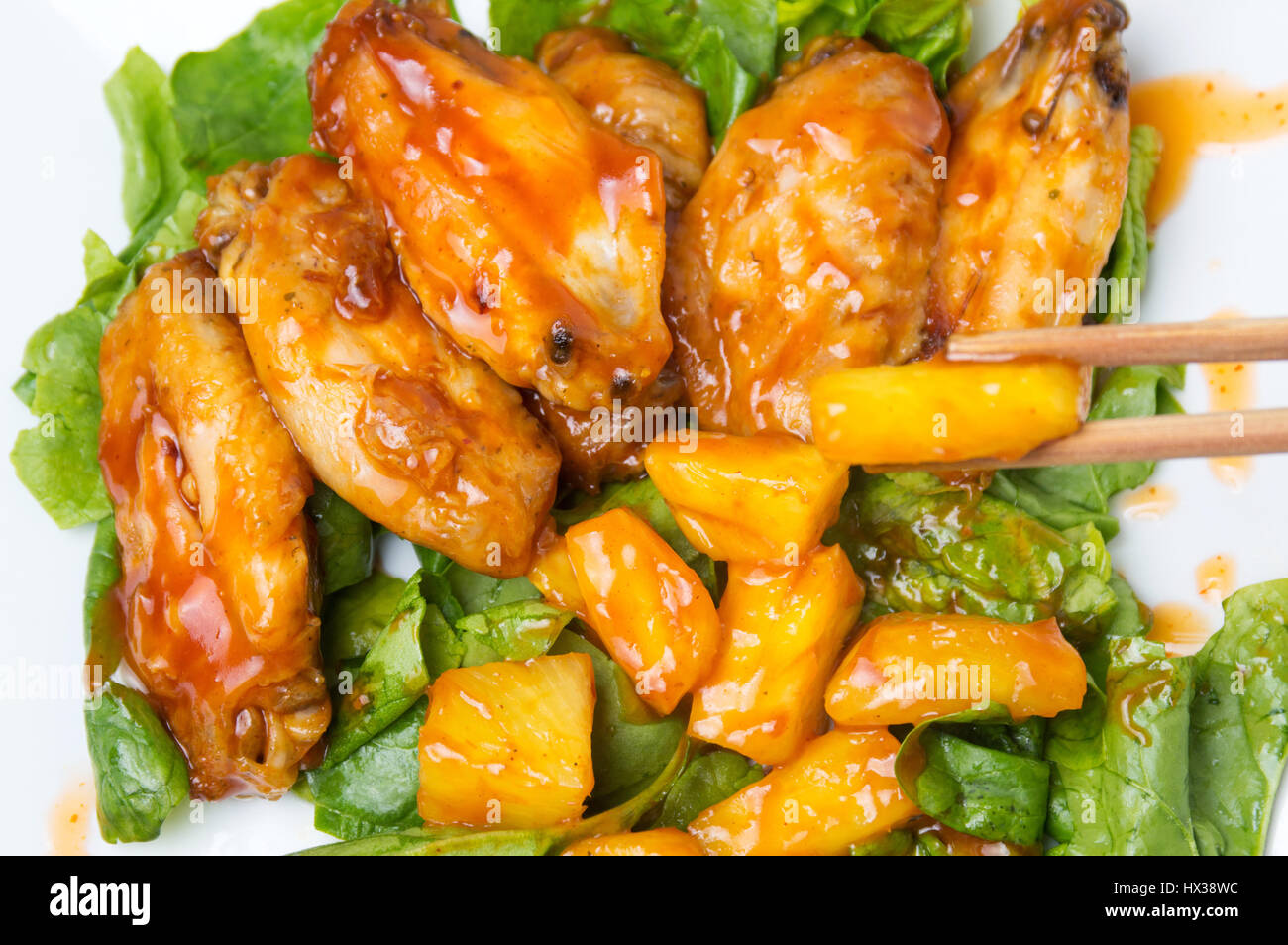 Ananas-Hähnchenflügel mit Barbecue und Chili-Sauce serviert Stockfoto
