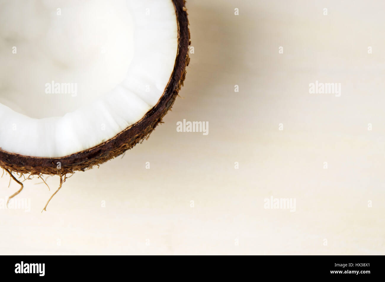 Halbierte Kokosnuss Früchte auf einem Holztisch Stockfoto