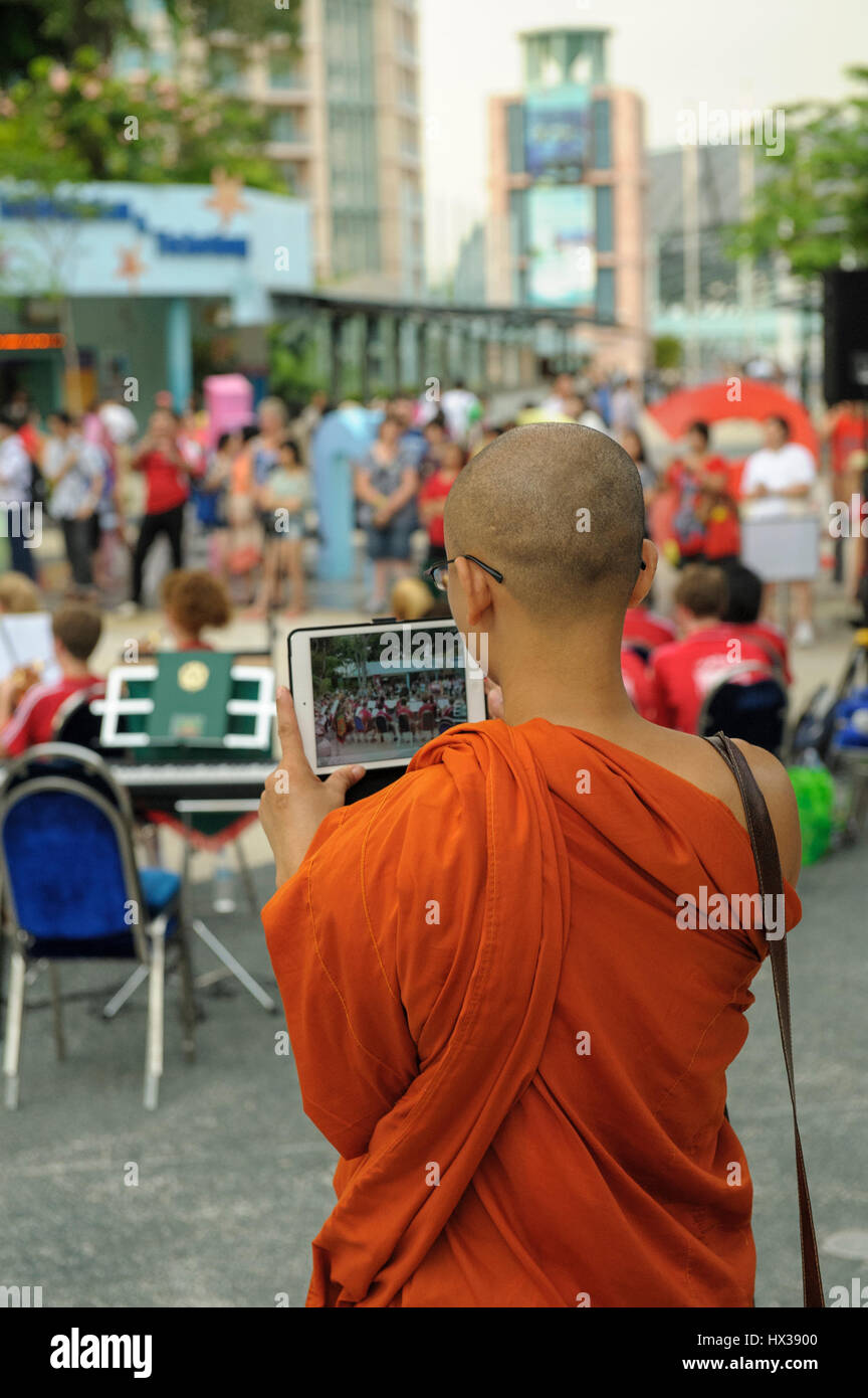 Buddhistischer Novize unter video mit modernen elektronischen Tablet. Stockfoto