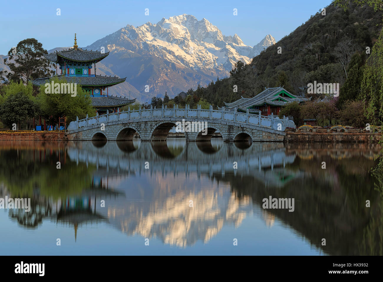 Schöne Aussicht auf die Black Dragon Pool und Jade Dragon Snow Mountain in Lijiang, Yunnan - China Stockfoto