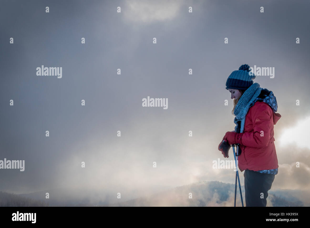 Zu Fuß mit einem Freund in der Dunkelheit ist besser als allein zu Fuß in das Licht. Stockfoto