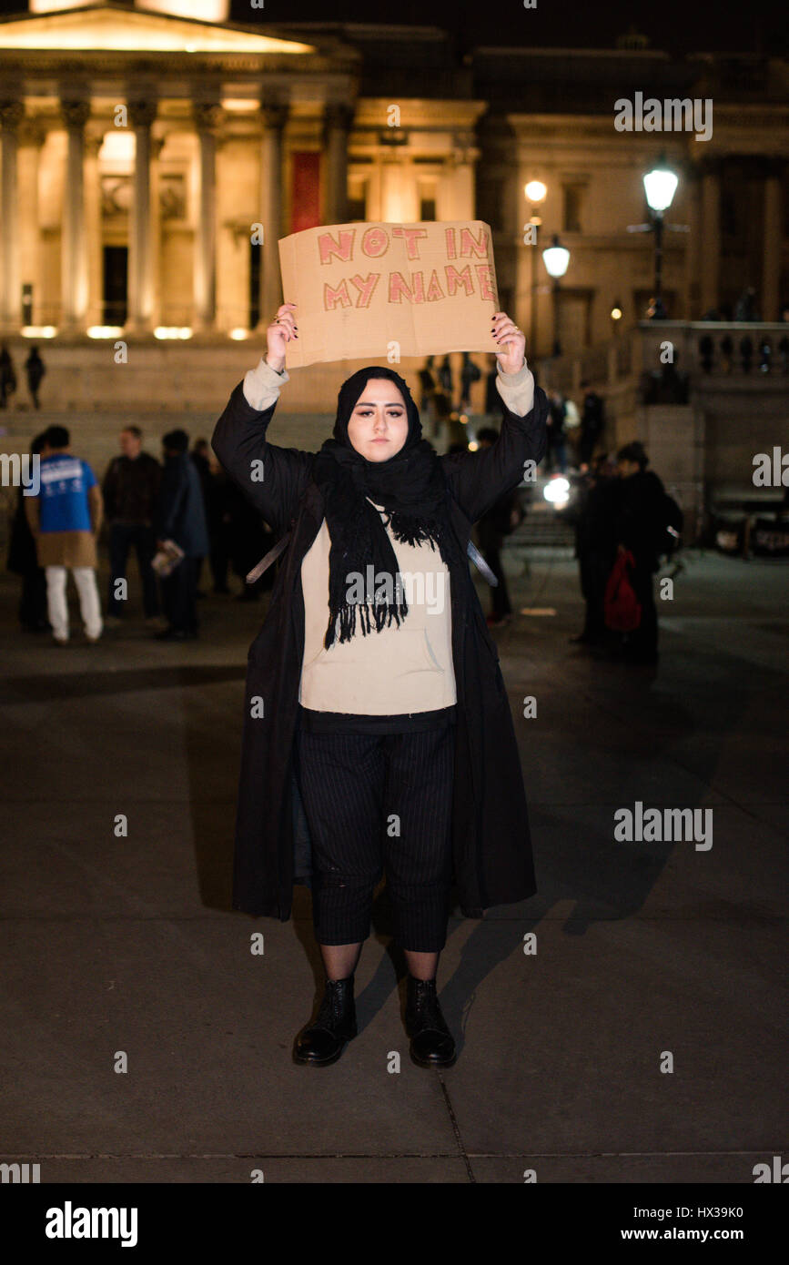 London, UK. 23. März 2017. Eine muslimische Frau hält ein Schild mit der Aufschrift "nicht in meinem Namen", nach einer Mahnwache auf dem Trafalgar Square zum Gedenken an die Opfer des Westminster-Terror-Anschlag. Eine Menschenmenge von Hunderten versammelte sich auf dem Platz, Kerzen anzünden und reden hören. Bildnachweis: Jacob Sacks-Jones/Alamy Live-Nachrichten. Stockfoto
