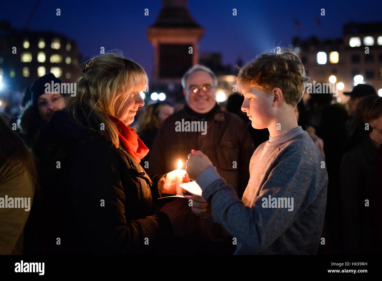 London, UK. 23. März 2017. Eine Mutter und Sohn Kerzen auf dem Trafalgar Square an eine Mahnwache zum Gedenken an die Opfer des Westminster-Terror-Anschlag. Eine Menschenmenge von Hunderten versammelte sich auf dem Platz, Kerzen anzünden und reden hören. Bildnachweis: Jacob Sacks-Jones/Alamy Live-Nachrichten. Stockfoto