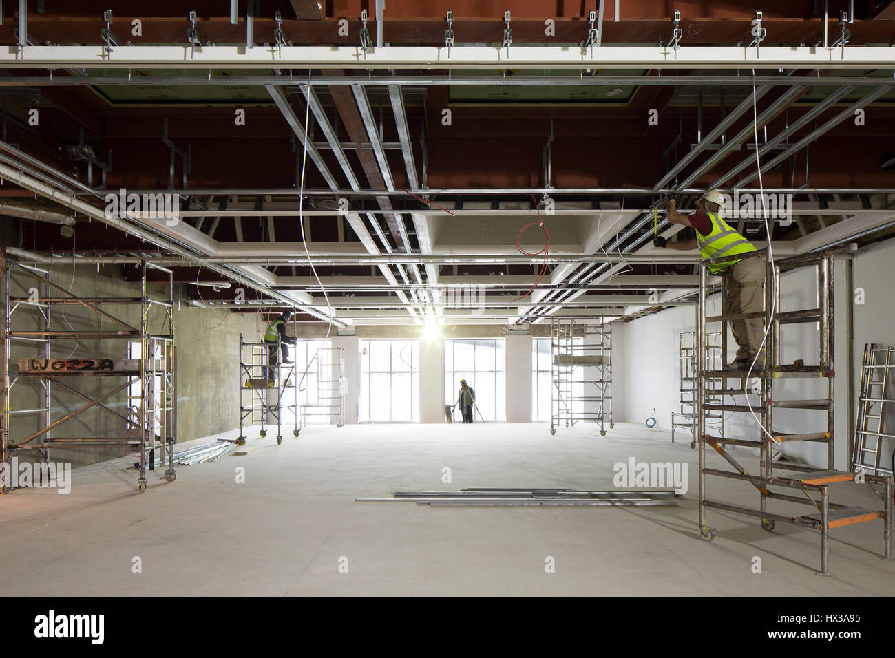 Ansicht der Ausstellungsfläche im Bau. Design Museum im Bau, London, Vereinigtes Königreich. Architekt: John Pawson Architects, 2016. Stockfoto