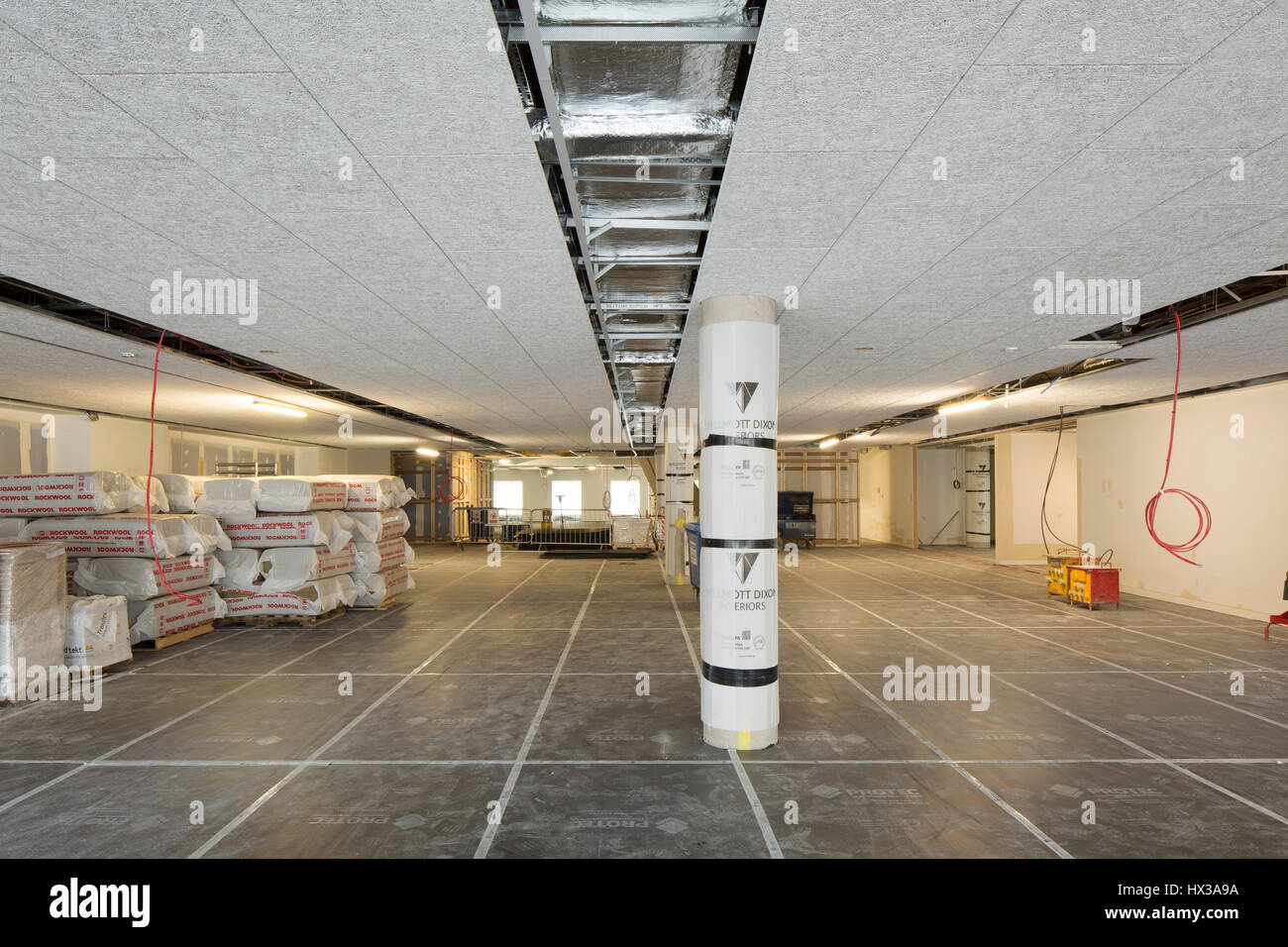 Ansicht der Ausstellungsfläche im Bau. Design Museum im Bau, London, Vereinigtes Königreich. Architekt: John Pawson Architects, 2016. Stockfoto