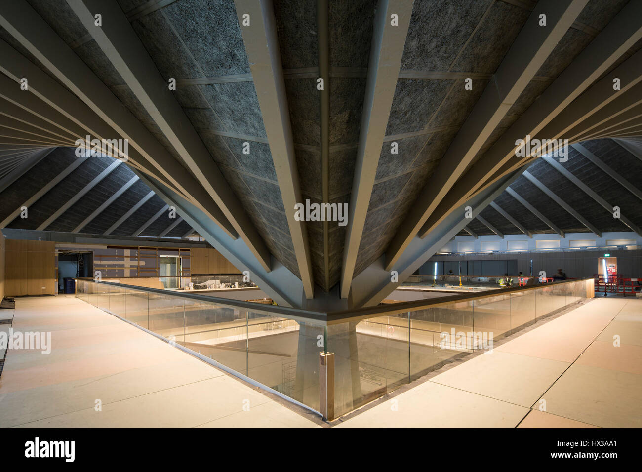 Ansicht der obersten Etage mit Schwerpunkt auf Paraboloid Dach. Design Museum im Bau, London, Vereinigtes Königreich. Architekt: John Pawson Architects, 2016. Stockfoto