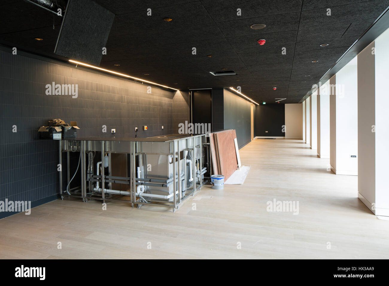 Innenansicht des Restaurants im Bau. Design Museum im Bau, London, Vereinigtes Königreich. Architekt: John Pawson Architects, 2016. Stockfoto