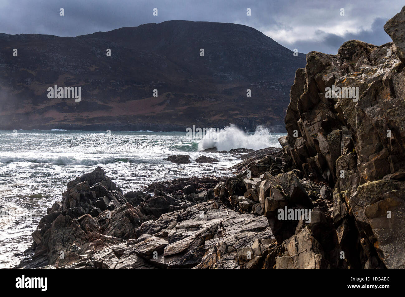 Wellen brechen sich an Maghera Strand Felsen in der Nähe von Ardara, County Donegal, Irland Teil Irlands Wild Atlantic Way Stockfoto