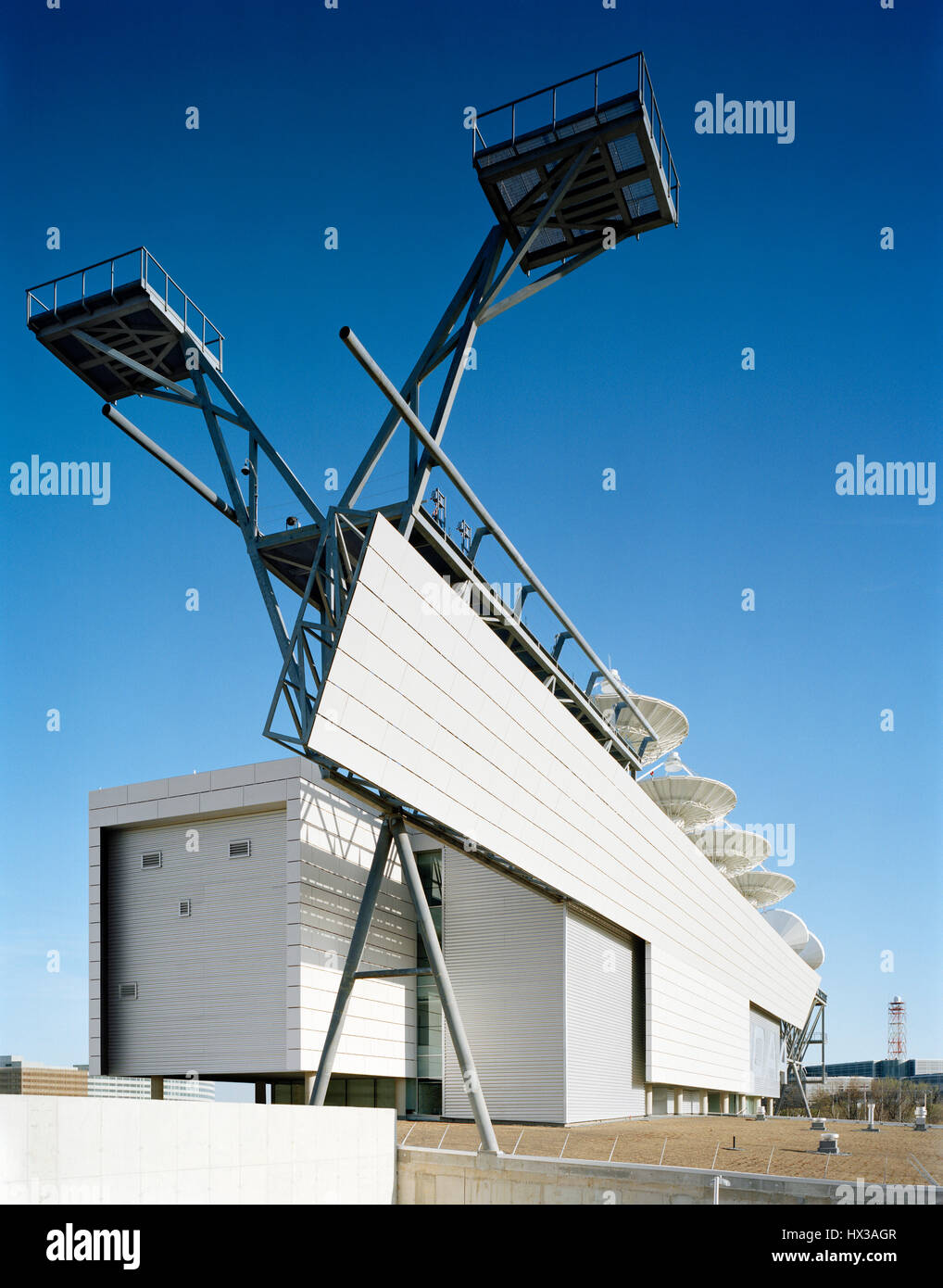 Gesamtansicht von Norden. NOAA-Satelliten Operations Facility, Suitland, Vereinigte Staaten von Amerika. Architekt: Morphosis, 2006. Stockfoto