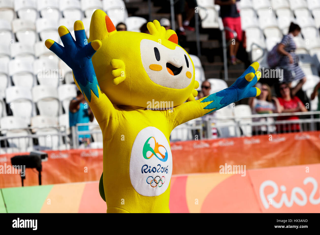 Rio De Janeiro, Brasilien. 15. August 2016 Vinicius. Maskottchen für die Olympischen Sommerspiele 2016. © Paul J. Sutton/PCN-Fotografie. Stockfoto