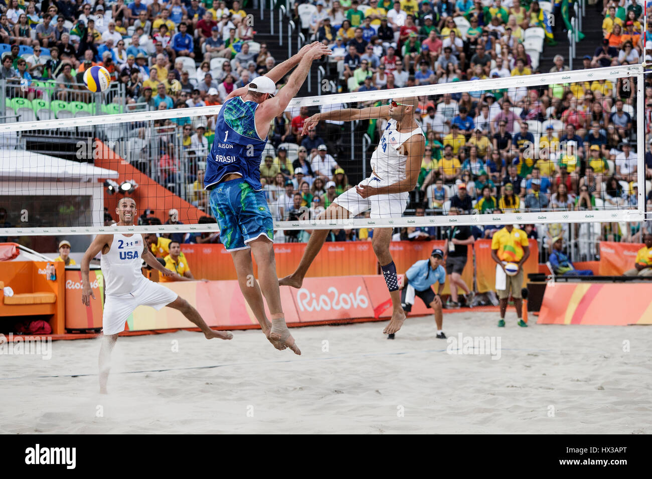 Rio De Janeiro, Brasilien. 15. August 2016 Alison Cerutti-Bruno Schmidt (BRA) Vs Phil Dalhausser – Nick Lucena (USA) konkurrieren in der Beach-Volleyball-qu Stockfoto