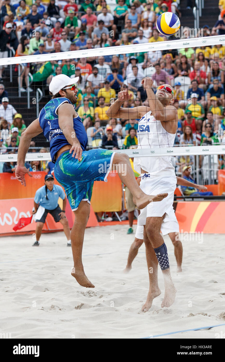 Rio De Janeiro, Brasilien. 15. August 2016 Alison Cerutti-Bruno Schmidt (BRA) Vs Phil Dalhausser – Nick Lucena (USA) konkurrieren in der Beach-Volleyball-qu Stockfoto