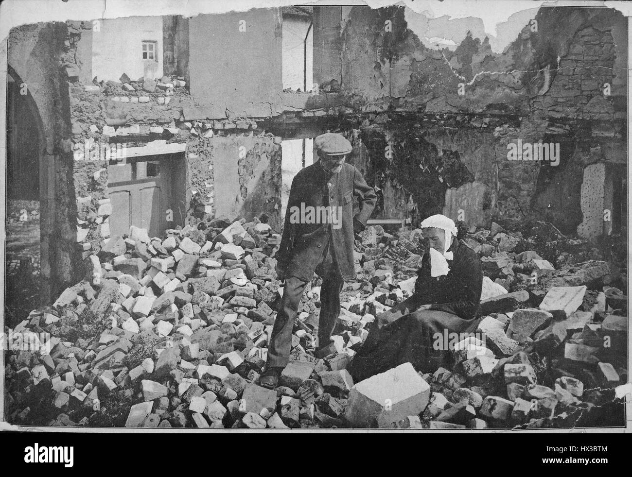 Ein älteres französisches Ehepaar gibt, die an das ehemalige Wohnhaus, jetzt einen weitläufigen Haufen von Schutt und Ruine zurück und nimmt an den Verwüstungen durch die deutschen im ersten Weltkrieg 1916. Bild mit freundlicher Genehmigung National Archives. Stockfoto
