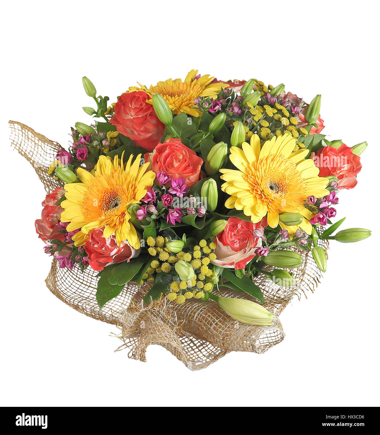 Floristische Zusammensetzung Arrangement beinhaltet Blumenstrauß, gelben Gerbera, orange Rosen, Lilienknospen, isoliert auf weißem Hintergrund. Stockfoto