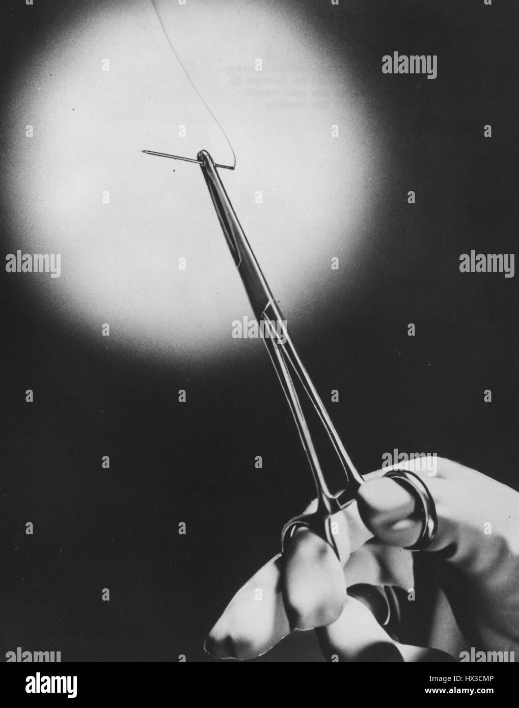 Kobalt-60 Nadel für radioaktive Therapie, beachten Sie, dass die Nadel durch Zange behandelt wird, damit dem Arzt den zusätzlichen Schutz des Abstandes von der Nadel 1955 geben. Bild mit freundlicher Genehmigung US Department of Energy. Stockfoto